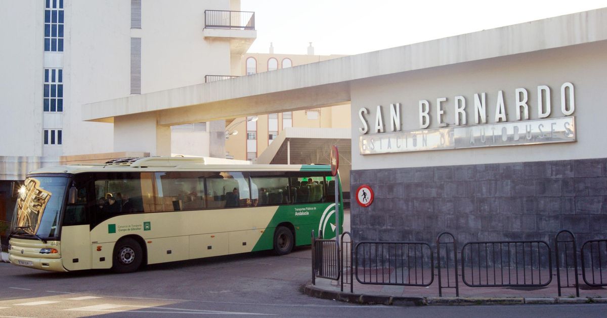 Usuarios denuncian retrasos y saturación en el autobús Algeciras-La Línea de las 7:30