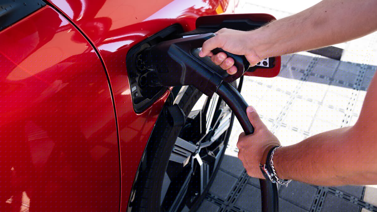 Bientôt une taxe de 2 centimes par kilomètre sur les véhicules électriques ? Ce que le modèle britannique pourrait changer en France
