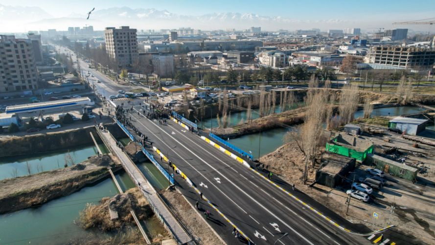 &laquo;Весь поплыл&raquo;. Блогер показал состояние обновленного моста на&nbsp;улице Ауэзова