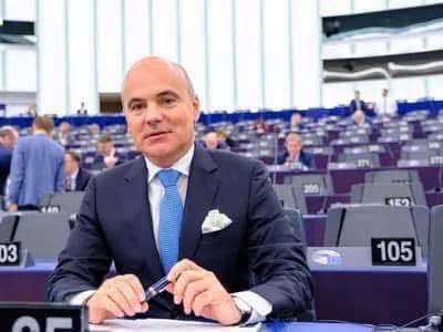 Rares Bogdan: Când o putere ruinează sufletul, buzunarul și aspirațiile oamenilor care-i plătesc salariul, este toxică pentru țară