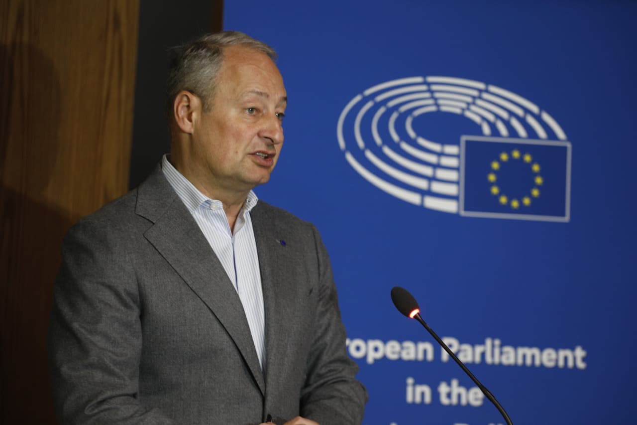 Një demokraci me molotov apo një stabilokraci me kupolën e qeverisë të akuzuar për korrupsion? Raportuesi i PE: Të gjejmë mesin e artë!