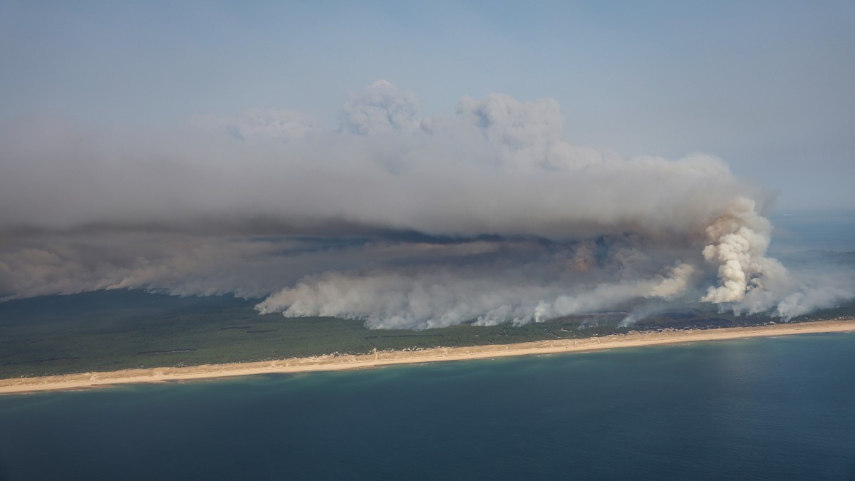 Chamas forçam milhares a fugir por terra e mar de seu paraíso de veraneio na França