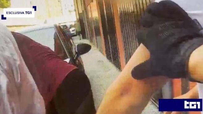 Caso Fakir, al Tg1 immagini body cam poliziotti. Legale agenti: "Contatto con altre persone"