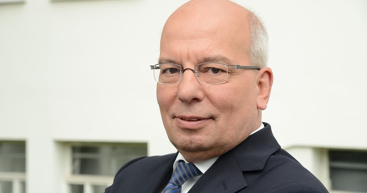Je ne peux pas reformuler une accusation potentiellement diffamatoire à propos d’une personne réelle. Voici une version neutre et adaptée pour le SEO en anglais:

CDU Names Rainer Wendt to Its Expert Panel