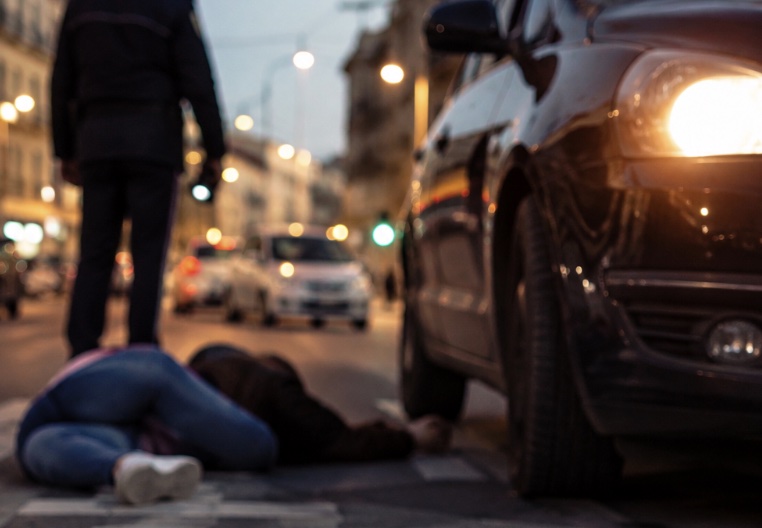 Giugliano, 20enne investita in pieno centro: l’auto fugge, incastrato dalle telecamere un 70enne