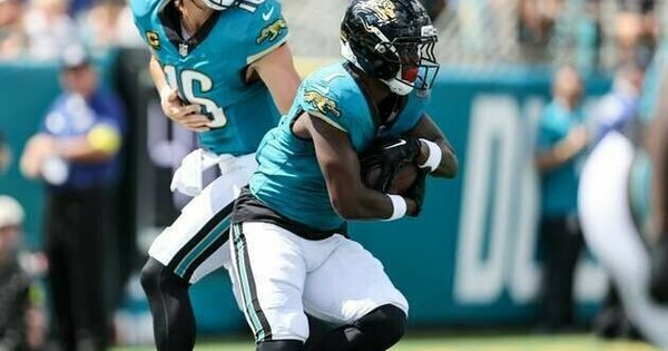 Travis Etienne's late TD lifts Jaguars past Texans, snaps home skid
