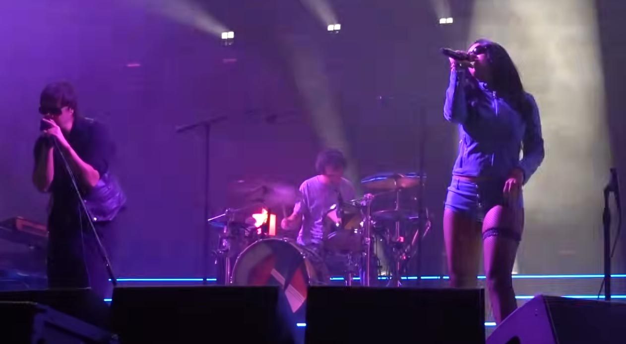 Charli XCX a sorpresa canta con gli Strokes all’Outside Lands – Guarda il video