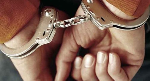 Auto con la revisione scaduta: reagisce al controllo e morde gli agenti della Polizia locale