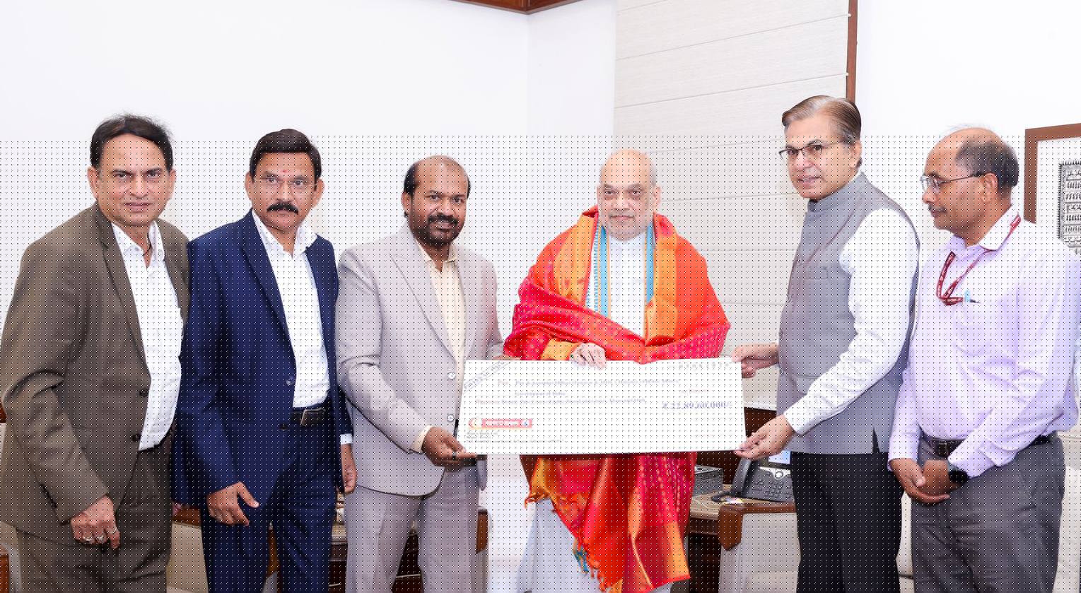 Repco Bank hands Rs 22.90 Cr Dividend Cheque to Shah