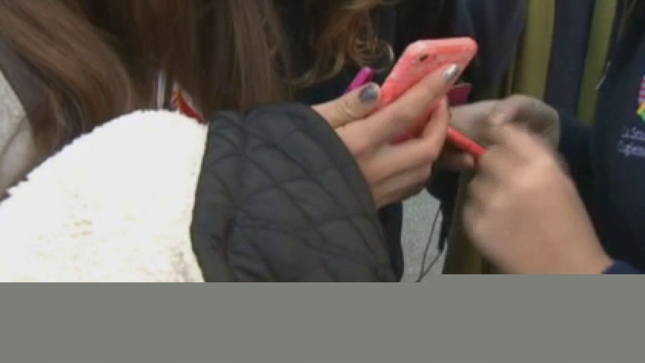 UCLA study: Low reading scores linked to cellphone use