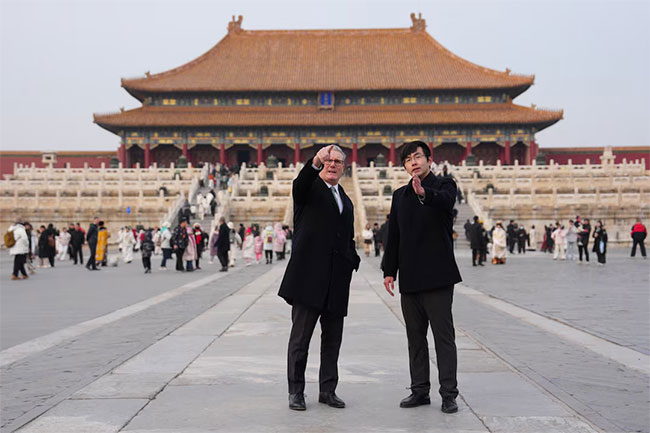 China relaxes visa rules for UK citizens on PM’s trip to Beijing