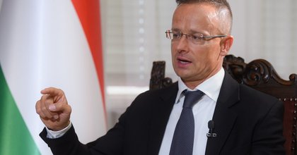Mađarske firme ulaze u trku za Lukoilovu rafineriju? Oglasio se Sijarto