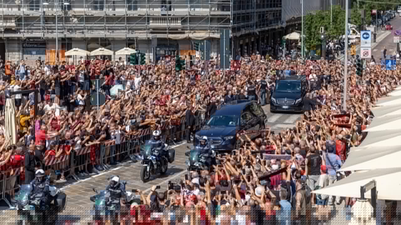 Milano si ferma per i funerali di Franco Baresi, migliaia di persone in piazza cantano: "Un capitano, c'è solo un capitano"