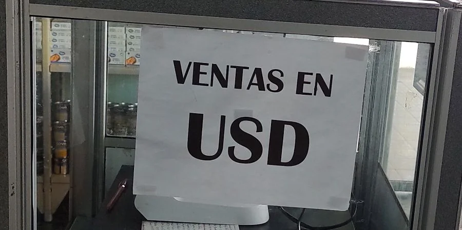 «En este país, el dólar es el rey, y el que tiene ‘verdes’ manda»