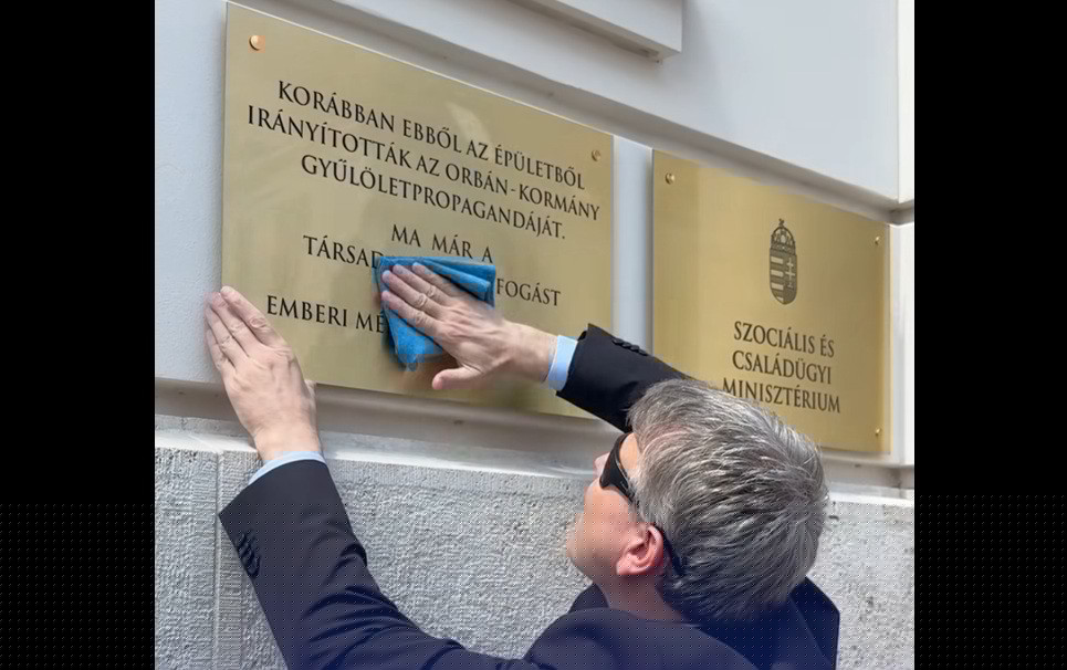 A KDNP követeli, hogy vegyék le a szociális minisztériumról a feliratot, ami szerint „ebből az épületből irányították az Orbán-kormány gyűlöletpropagandáját”