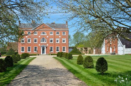 11 gorgeous Bridgerton-style homes that are hard to resist