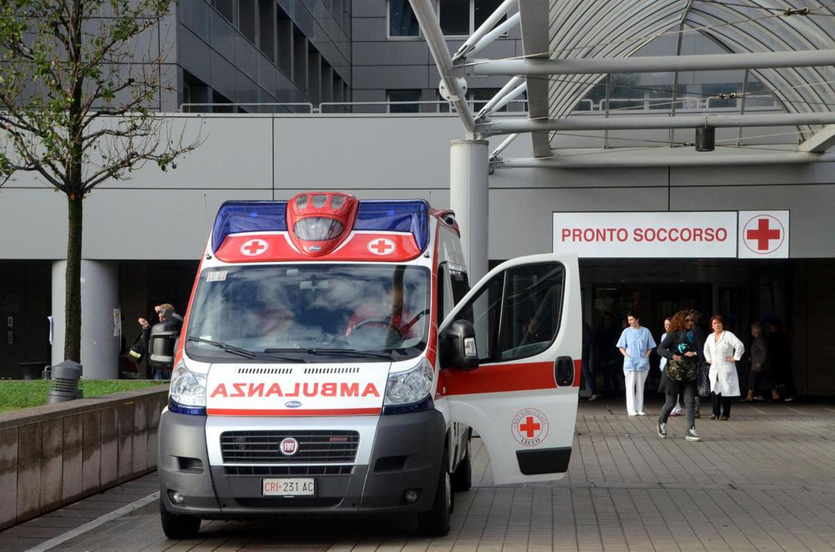 Taglio alla gola col flessibile. Soccorso e operato: grave operaio di 33 anni