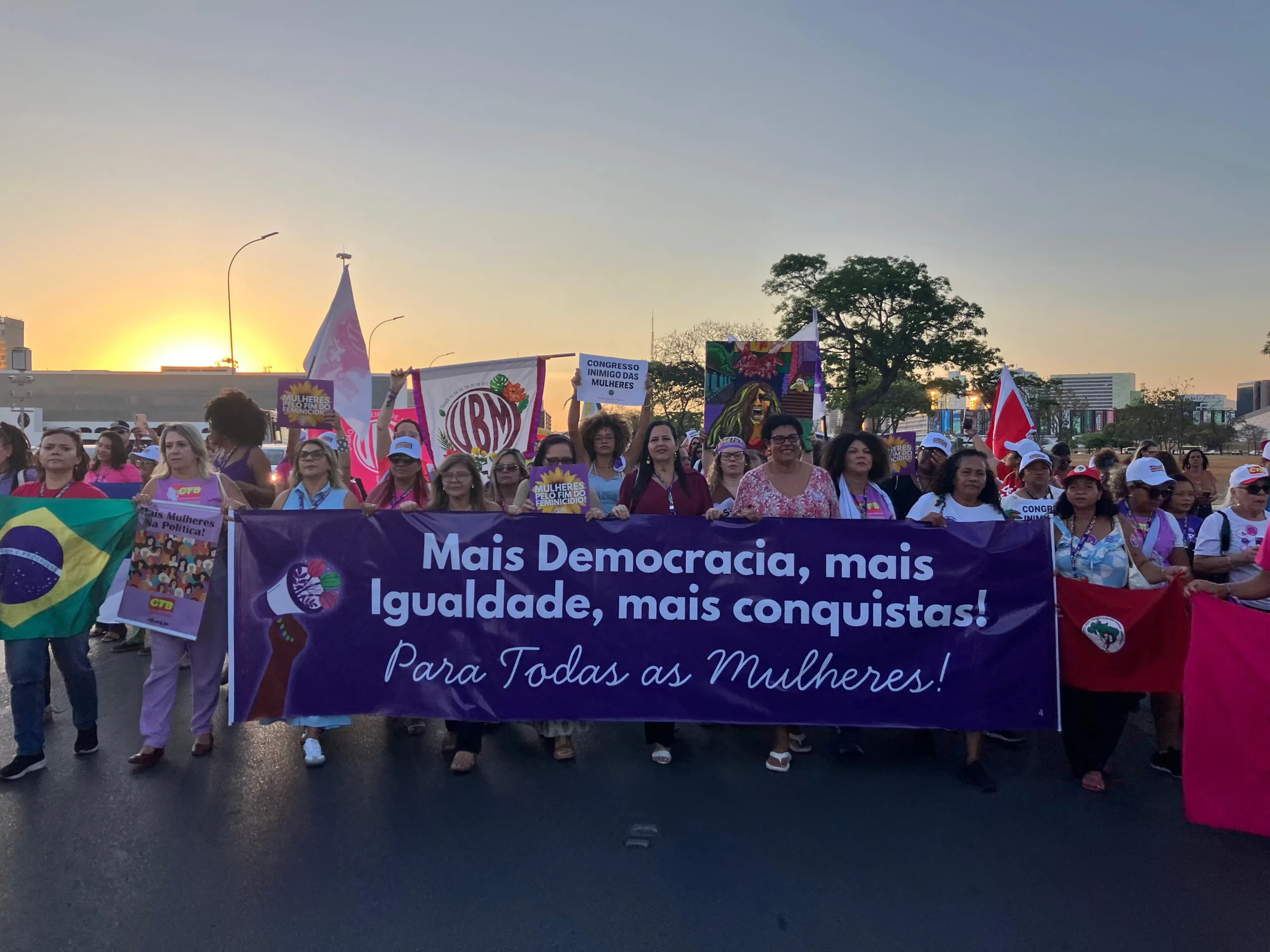 Mulheres de todo o país fazem caminhada em Brasília para reivindicar igualdade, soberania e dignidade