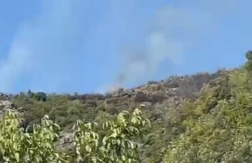“Rrezikohen banesat!”/ Përkeqësohet situata me flakët në Krujë, kërkohet ndërhyrje nga ajri