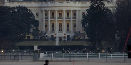 Trump asegura estar en negociaciones con demócratas para evitar cierre de gobierno