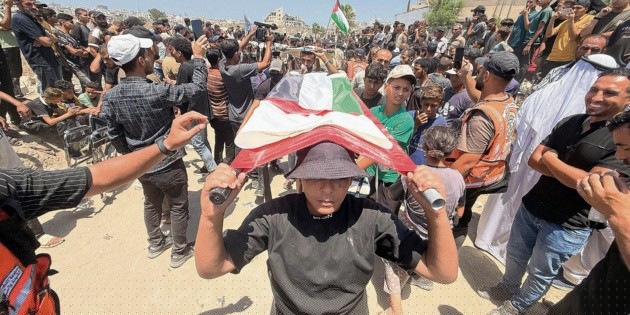 Gazatíes recuperan y sepultan a más de 112 fallecidos