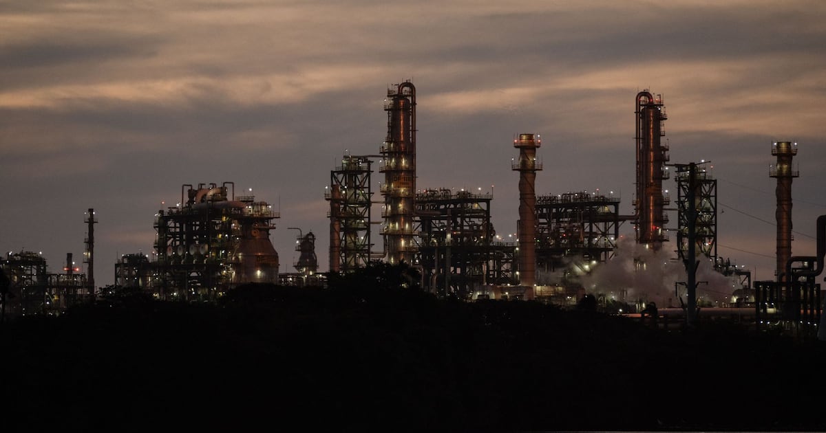 Dos Bocas se ‘apaga’: Refinación de petróleo cae 23% en junio tras meses de incidentes