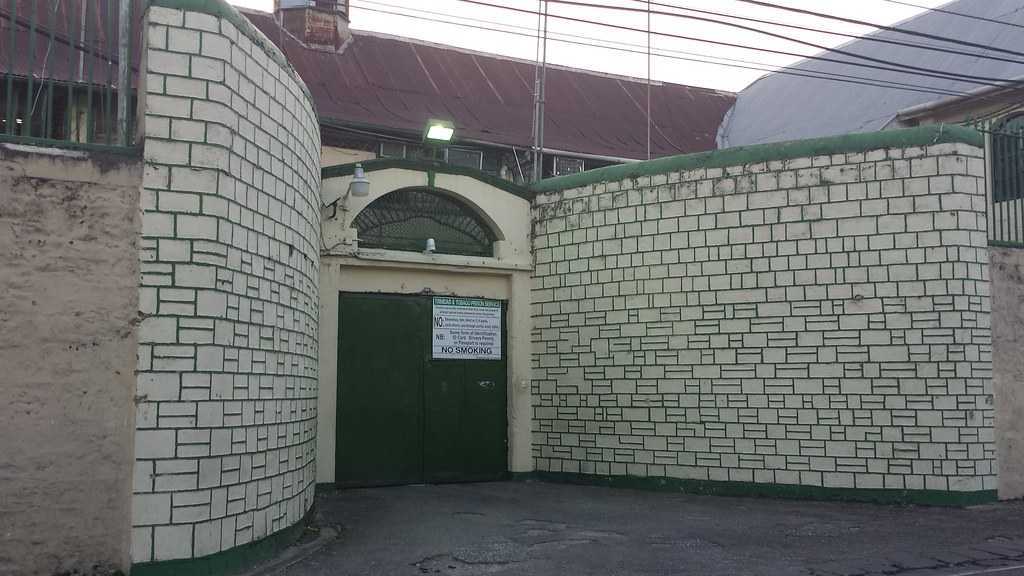 Man flees after trying to throw package into prison