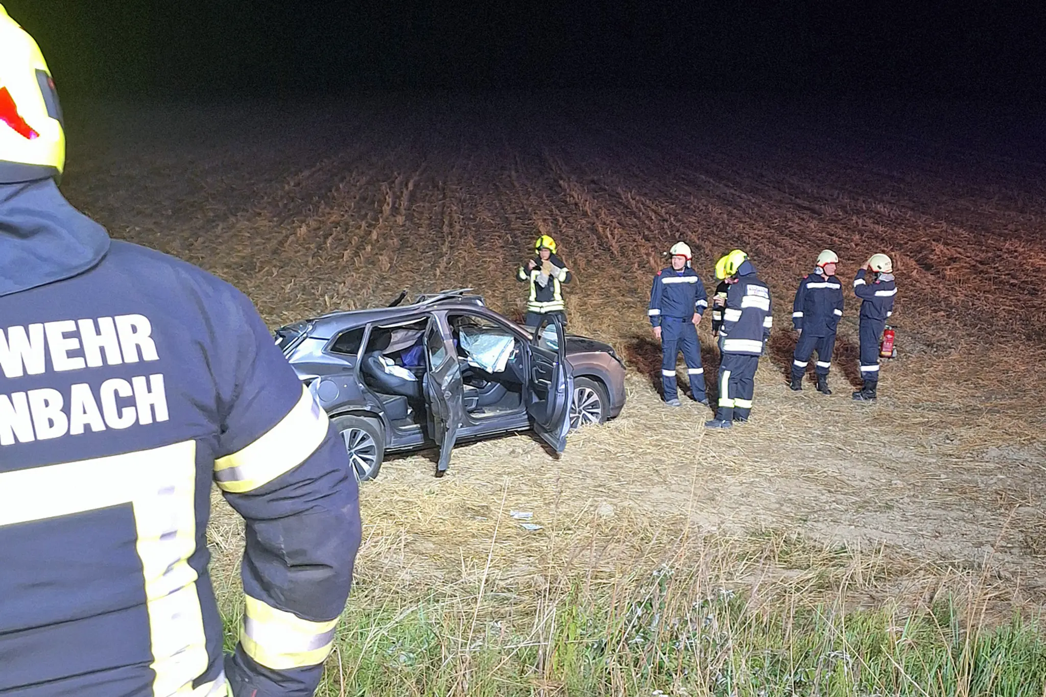 Auto flog 25 Meter durch die Luft – Lenker unverletzt