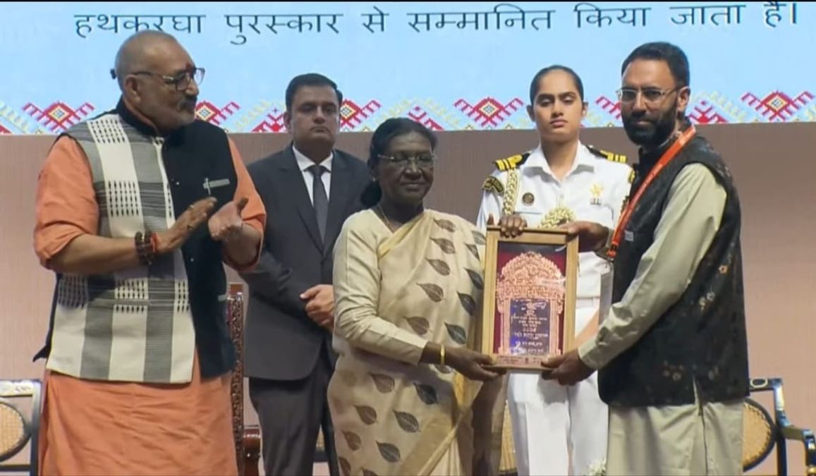President confers national award on two Kashmir weavers