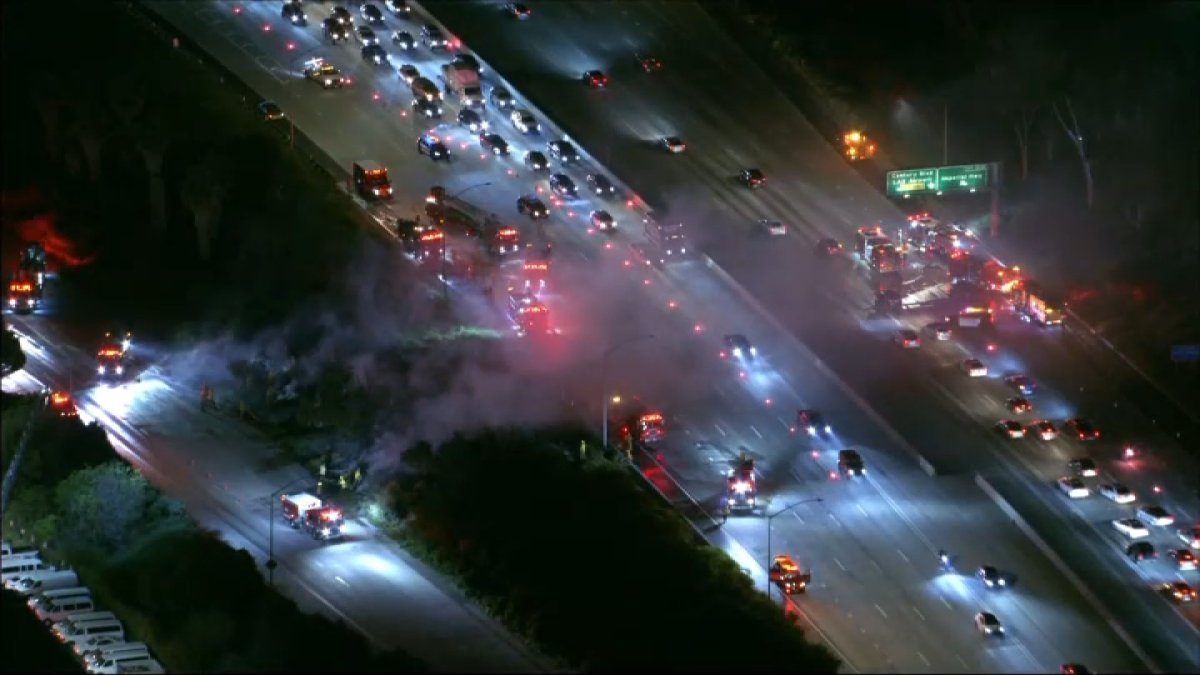 Grass fire near 405 Freeway prompts traffic jam near LAX