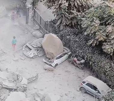 Terremoto a Pozzuoli, il costone crolla e travolge le auto