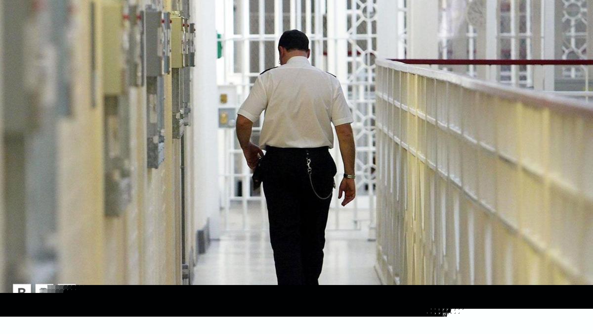 'Overwhelmed' probation officers warn  of early prison release crime risk