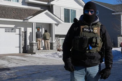 Trump signals interest in easing tensions, but Minneapolis sees little change on the streets