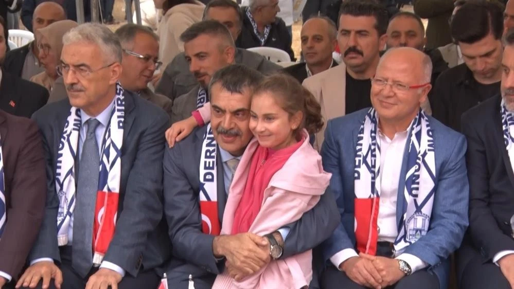 Bakan Yusuf Tekin Bursa’da Büyük Erzurum Yayla Şenliği’ne katıldı