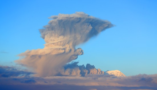 Shiveluch volcano (Kamchatka): eruption with huge ash cloud up to 30,000 ft altitude