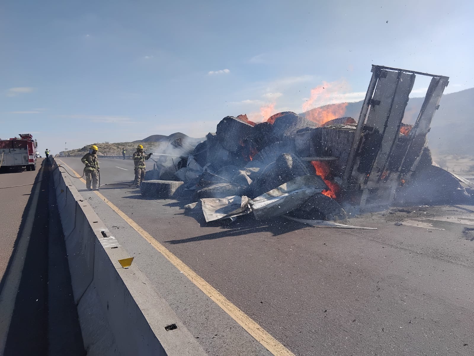 Se incendia tráiler cargado con placas de algodón en Lerdo