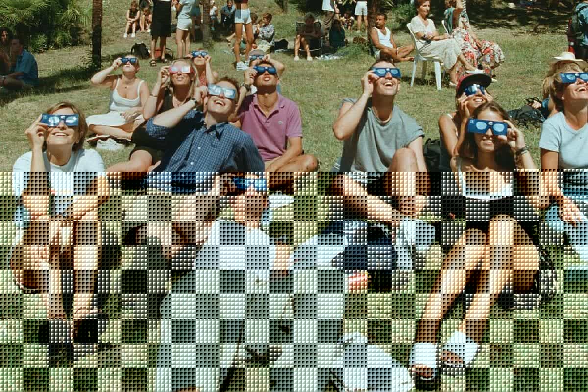 Émeute pour des lunettes gratuites à Nice, location à 1 franc sur les plages de Juan-les-Pins… : les folles anecdotes de l’éclipse de 1999 sorties de nos archives