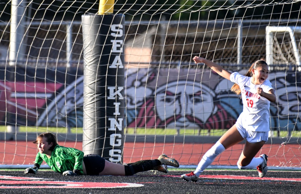 Redondo girls soccer moves into first place with win over Palos Verdes
