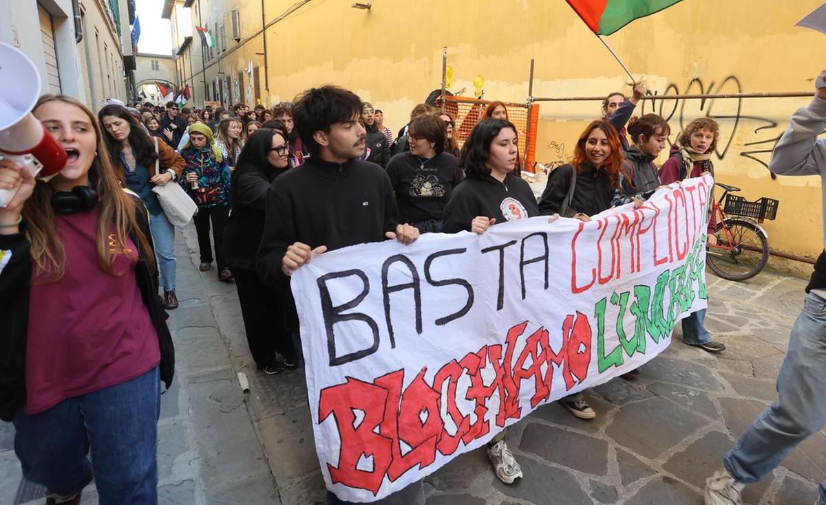 È l’alba in via Laura, occupazione in facoltà. La protesta arriva anche dentro i licei : "Basta accordi con Israele e la Leonardo"