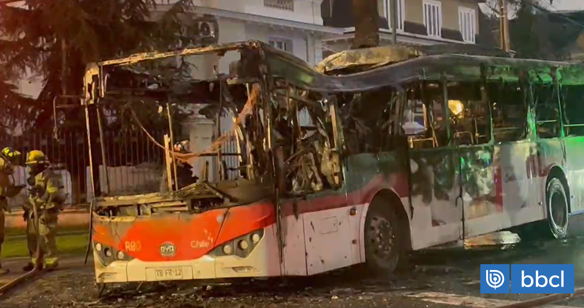 Incendio afectó a bus eléctrico de RED en Providencia: pasajeros fueron evacuados