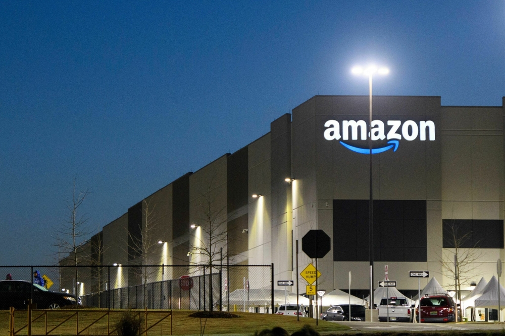 Amazon elimină aproximativ 16.000 de posturi corporative într-un nou val de concedieri, pe fondul investițiilor masive în AI
