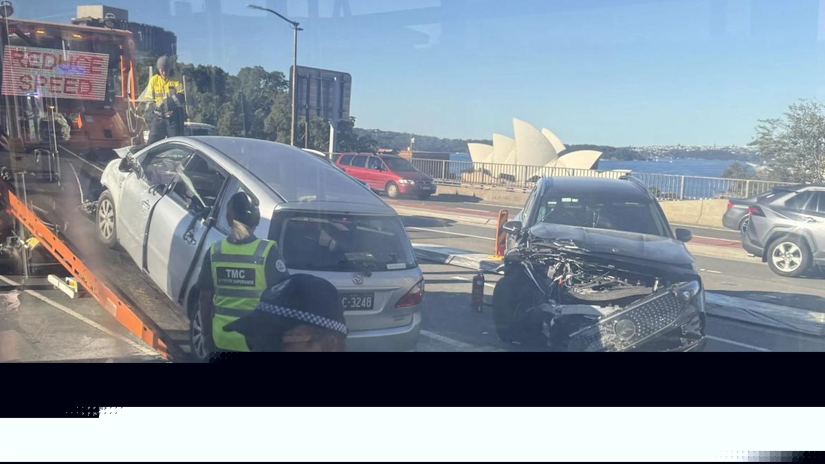 Traffic chaos after Harbour Bridge crash