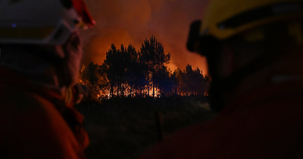 Heatwave threatens to intensify France’s mega-fire near Bordeaux