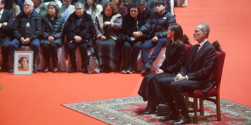 Los Reyes presiden el «único funeral que cabía en Huelva»