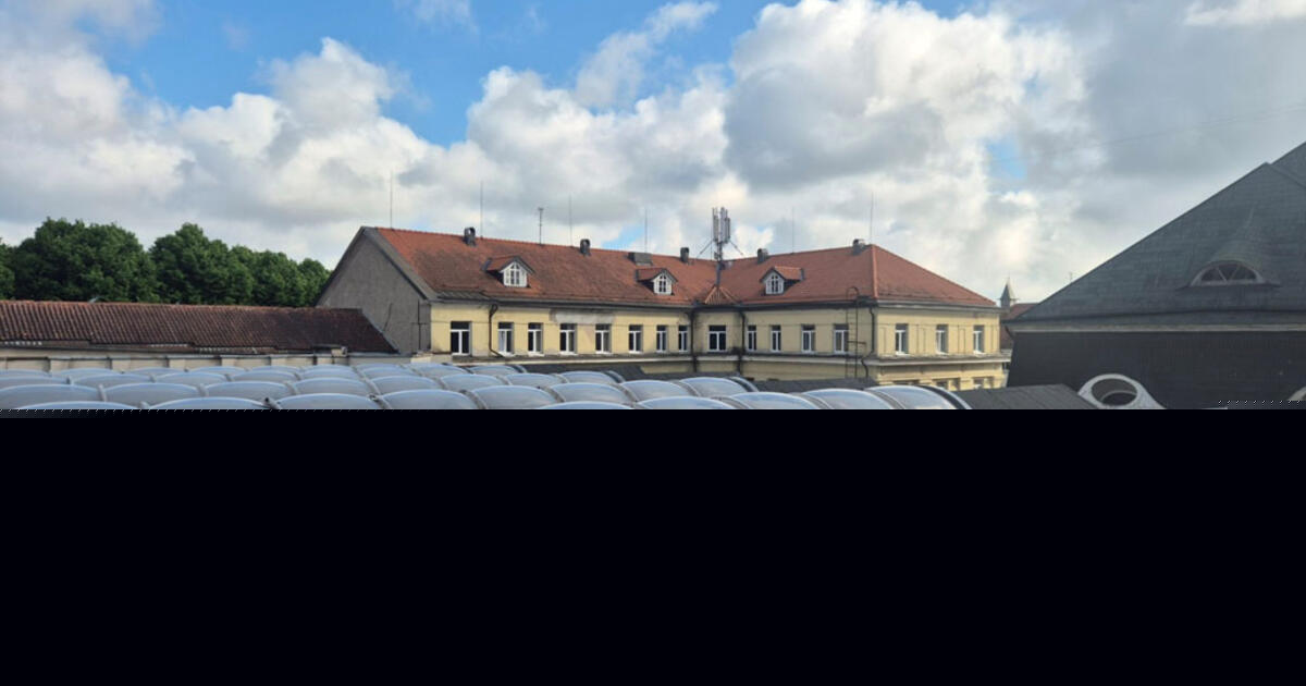 Remontuos kiaurą menininkų kalvės stogą