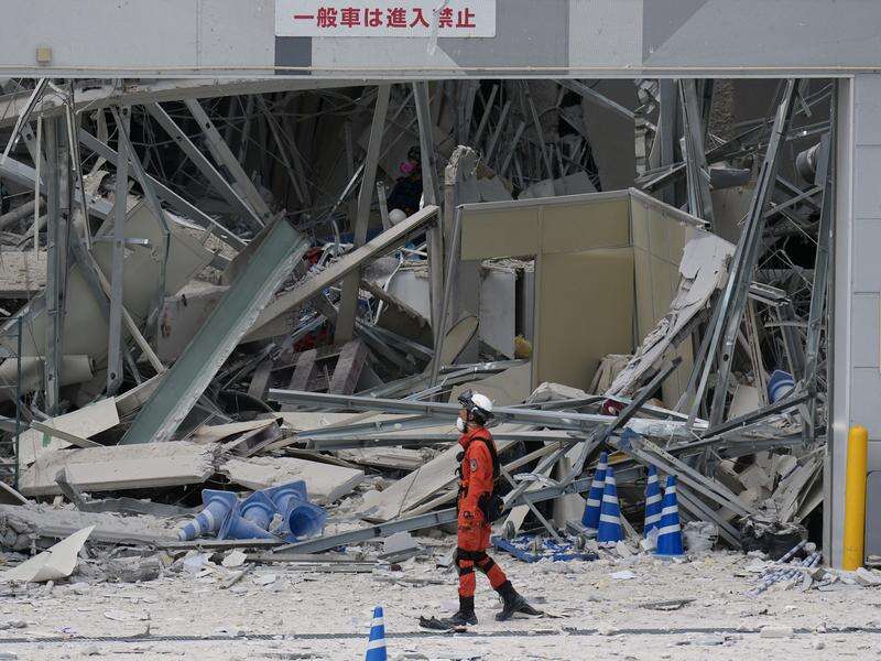 Survivors pulled from mall rubble as quake toll rises