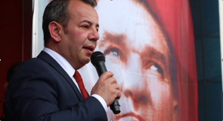 Court imposes travel ban on anti-refugee mayor in northwestern Turkey