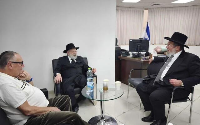 Familiares de víctimas del atentado de Jánuca en Australia visitan Israel y se reúnen con el gran rabino ashkenazí: “El dolor aún es intenso”