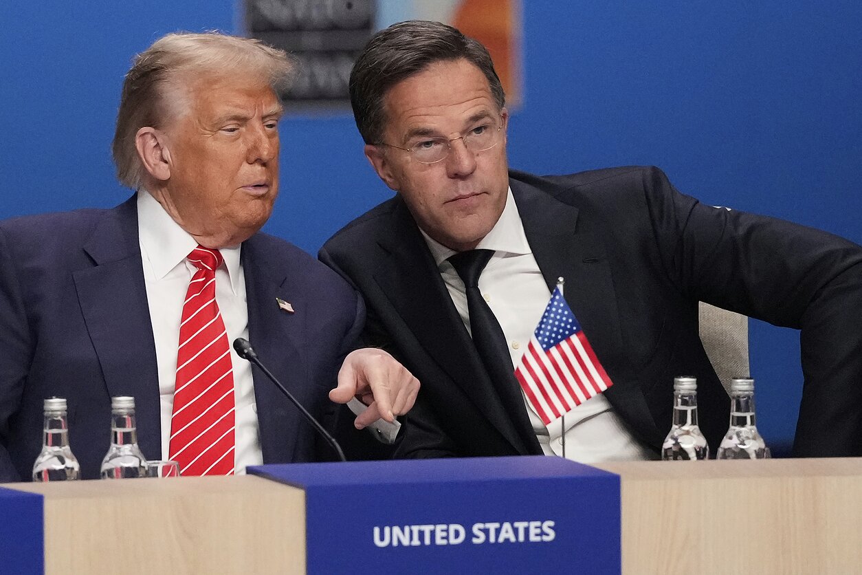 „Trumpo užkalbėtojas“ virto „Trumpo fanatiku“ – ar pagrįsta kritika NATO vadovui?