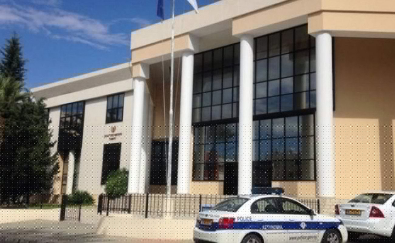 Ήρθησαν προσωρινά οι περιοριστικοί όροι για 37χροονο Βρετανό-Mεταβαίνει στη Βρετανία για κηδεία παιδιού του